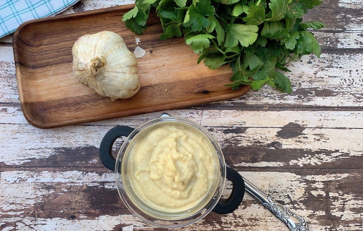 Μια μπολ με κρεμώδη gourmet σκορδαλιά γαρνιρισμένη με φρέσκο μαϊντανό για τον μπακαλιάρο