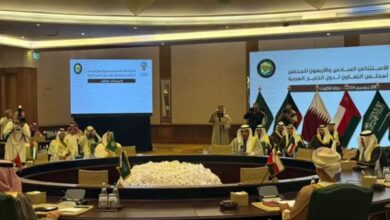 Στρατιωτικά αεροσκάφη και χάρτης της Μέσης Ανατολής που δείχνει το Ιράν και τα κράτη του Κόλπου