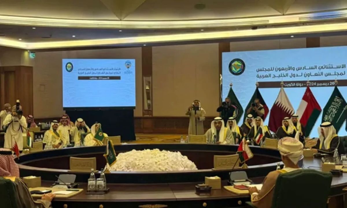 Στρατιωτικά αεροσκάφη και χάρτης της Μέσης Ανατολής που δείχνει το Ιράν και τα κράτη του Κόλπου