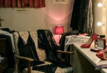 Πασίγνωστος τραγουδιστής σε καμαρίνι – Σκάνδαλο και χωρισμός ζευγαριού