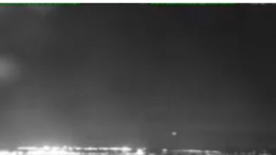 Νυχτερινή λήψη από την περιοχή του Ακρωτηρίου στην Κύπρο με στρατιωτική κινητοποίηση μετά την έκρηξ