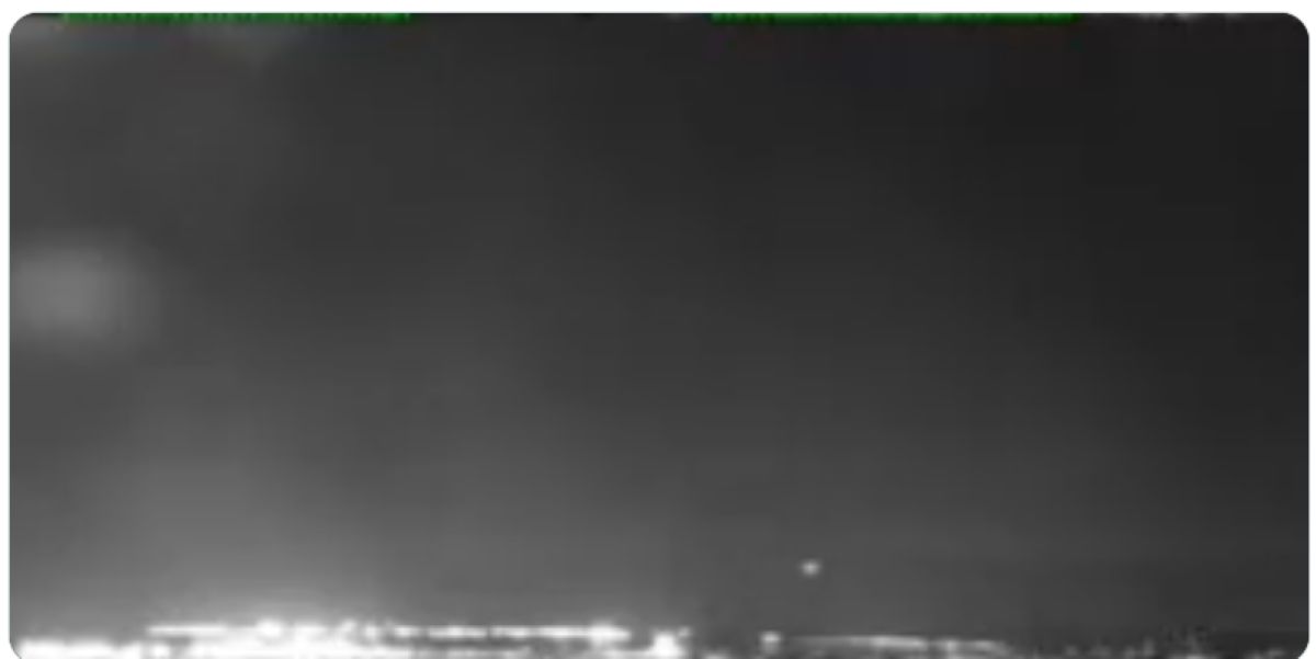 Νυχτερινή λήψη από την περιοχή του Ακρωτηρίου στην Κύπρο με στρατιωτική κινητοποίηση μετά την έκρηξ