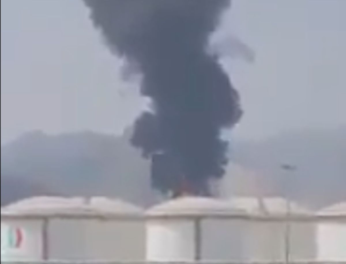 Μεγάλες πυρκαγιές σε δεξαμενές πετρελαίου στη Φουτζέιρα μετά από επίθεση με drones από το Ιράν