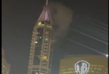 Καπνοί από τον 88ο όροφο ουρανοξύστη στη Dubai Marina μετά από εκρήξεις