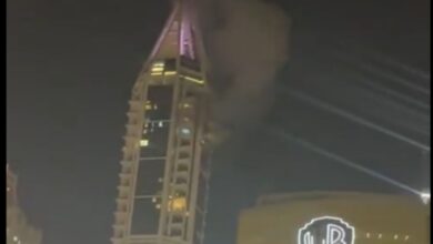 Καπνοί από τον 88ο όροφο ουρανοξύστη στη Dubai Marina μετά από εκρήξεις