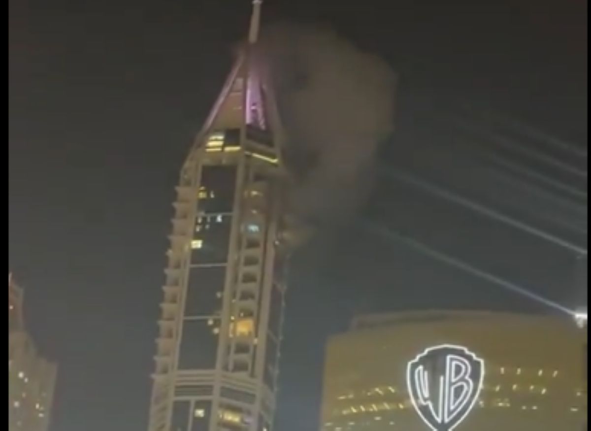 Καπνοί από τον 88ο όροφο ουρανοξύστη στη Dubai Marina μετά από εκρήξεις