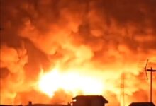 Μαύρος καπνός και σκοτάδι στην Τεχεράνη μετά από επίθεση σε διυλιστήρια πετρελαίου.