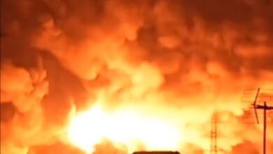 Μαύρος καπνός και σκοτάδι στην Τεχεράνη μετά από επίθεση σε διυλιστήρια πετρελαίου.