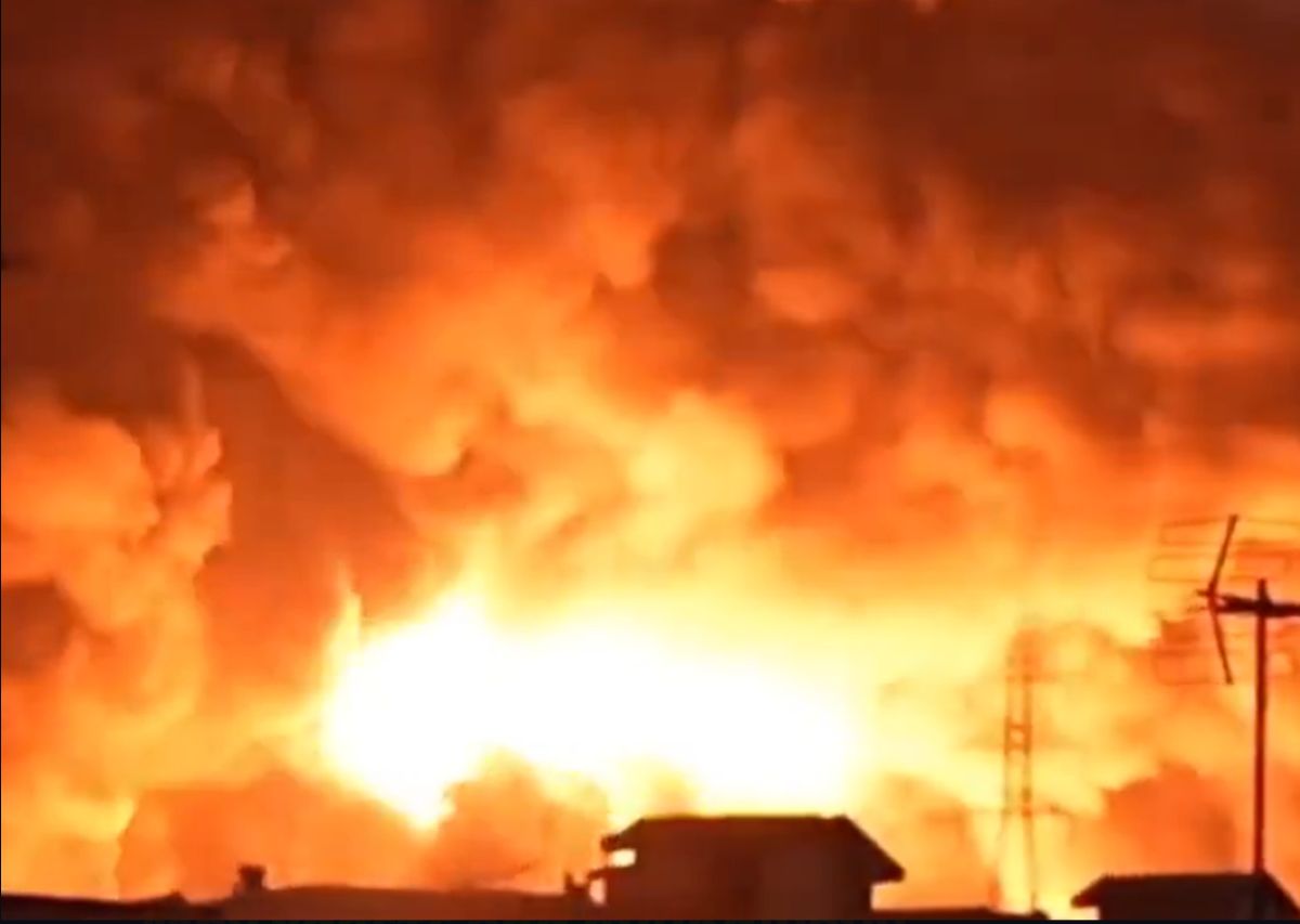 Μαύρος καπνός και σκοτάδι στην Τεχεράνη μετά από επίθεση σε διυλιστήρια πετρελαίου.