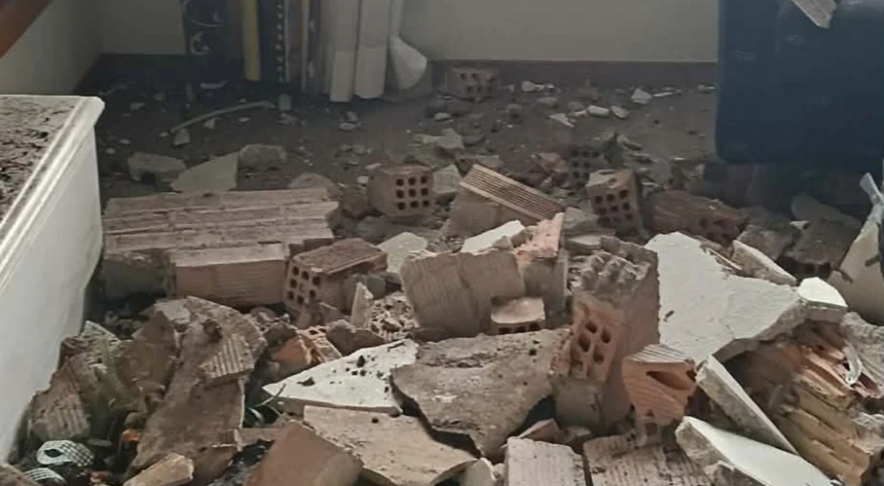 Σοβαρές ζημιές σε στέγη σπιτιού στην Πρέβεζα μετά από πτώση κεραυνού μέσα στη νύχτα