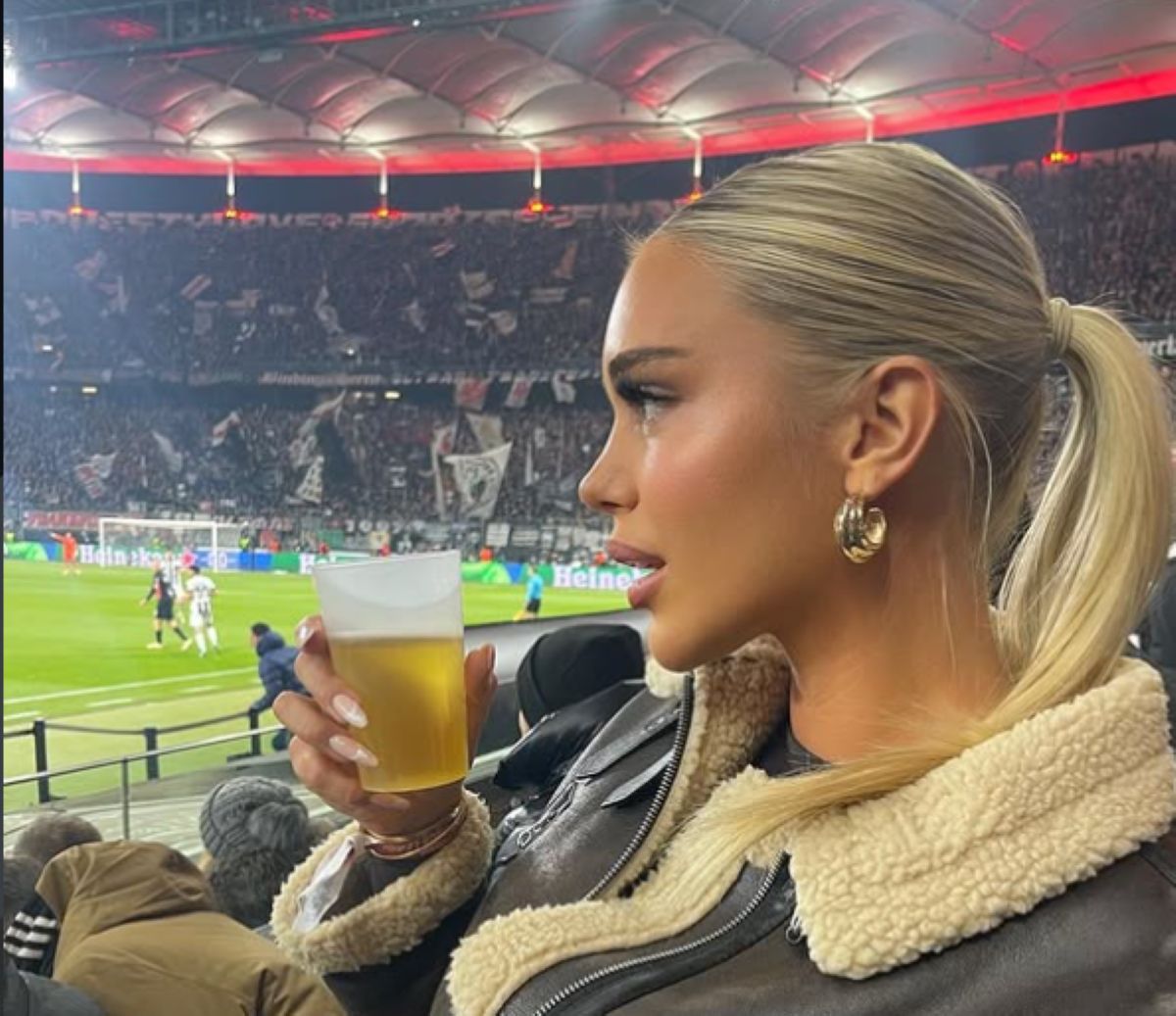 Η Καταρίνα Αμάλιγια σε φωτογραφία που παραπέμπει στον λαμπερό κόσμο των influencers και των ποδοσφαιριστών