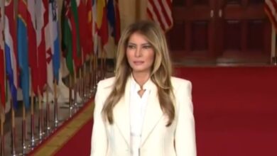 Η Μελάνια Τραμπ συνοδεύεται από το ανθρωποειδές ρομπότ Figure 03 στο κόκκινο χαλί της Συνόδου Κορυφής