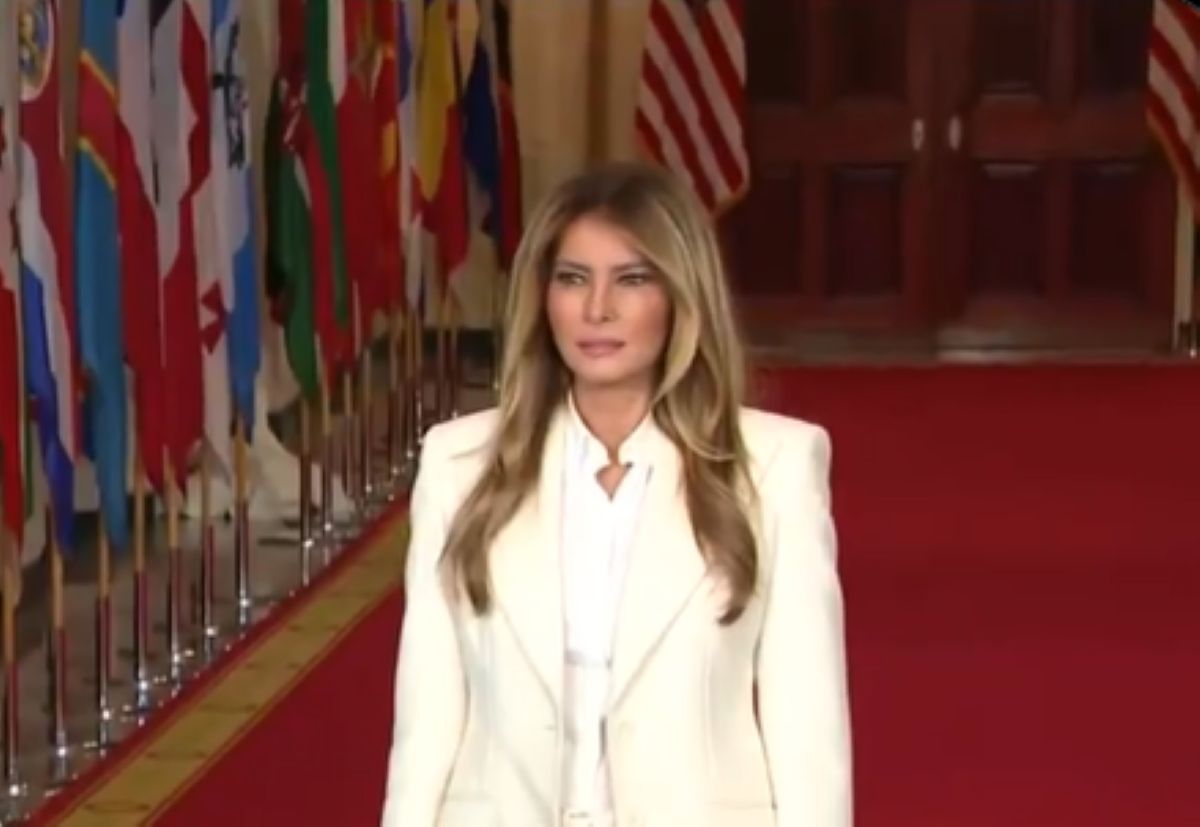 Η Μελάνια Τραμπ συνοδεύεται από το ανθρωποειδές ρομπότ Figure 03 στο κόκκινο χαλί της Συνόδου Κορυφής