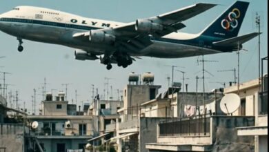 Αναπαράσταση του Boeing 747 της Ολυμπιακής να πετά σε χαμηλό ύψος πάνω από τις πολυκατοικίες στην Καλλιθέα
