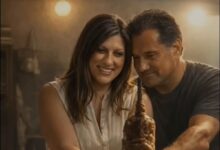 Ψηφιακή απεικόνιση AI των Ζωή Κωνσταντοπούλου και Άδωνι Γεωργιάδη σε παρωδία πασχαλινής διαφήμισης δίπλα σε μια σούβλα