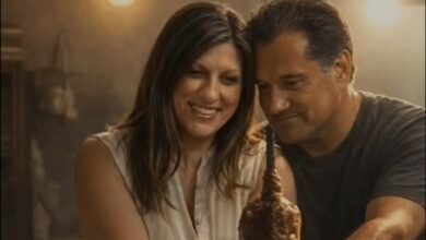 Ψηφιακή απεικόνιση AI των Ζωή Κωνσταντοπούλου και Άδωνι Γεωργιάδη σε παρωδία πασχαλινής διαφήμισης δίπλα σε μια σούβλα