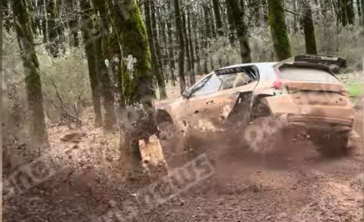 Το Skoda Fabia RS του Γιάννη Παπαδημητρίου μετά τη σύγκρουση στο Ολυμπιακό Ράλλυ