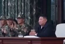 Ο Κιμ Γιονγκ Ουν χειροκροτεί στρατιώτες που σπάνε τσιμέντα με το κεφάλι σε στρατιωτική επίδειξη στη Βόρεια Κορέα