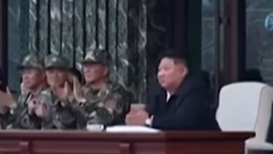 Ο Κιμ Γιονγκ Ουν χειροκροτεί στρατιώτες που σπάνε τσιμέντα με το κεφάλι σε στρατιωτική επίδειξη στη Βόρεια Κορέα