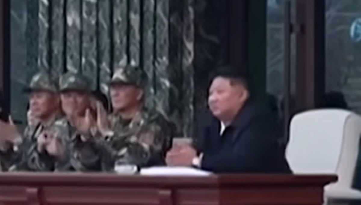Ο Κιμ Γιονγκ Ουν χειροκροτεί στρατιώτες που σπάνε τσιμέντα με το κεφάλι σε στρατιωτική επίδειξη στη Βόρεια Κορέα