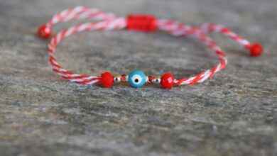 Παραδοσιακό μαρτάκι με κόκκινη και λευκή κλωστή στον καρπό, το έθιμο της 1ης Μαρτίου