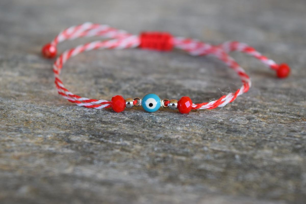 Παραδοσιακό μαρτάκι με κόκκινη και λευκή κλωστή στον καρπό, το έθιμο της 1ης Μαρτίου