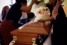 Στιγμιότυπο έντασης σε κηδεία με παρευρισκόμενους σε κατάσταση σοκ δίπλα στο φέρετρο