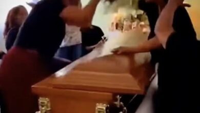 Στιγμιότυπο έντασης σε κηδεία με παρευρισκόμενους σε κατάσταση σοκ δίπλα στο φέρετρο