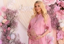 Η παρουσιάστρια Κατερίνα Καινούργιου χαμογελαστή σε πρόσφατη εμφάνιση πριν τη γέννα