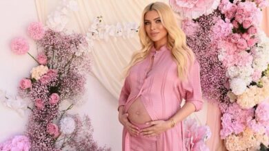 Η παρουσιάστρια Κατερίνα Καινούργιου χαμογελαστή σε πρόσφατη εμφάνιση πριν τη γέννα