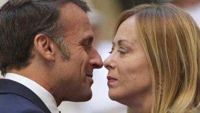 Ο Εμανουέλ Μακρόν αγκαλιάζει θερμά την Τζόρτζια Μελόνι στις σκάλες του Μεγάρου Ελιζέ