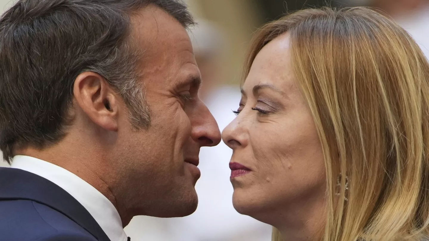 Ο Εμανουέλ Μακρόν αγκαλιάζει θερμά την Τζόρτζια Μελόνι στις σκάλες του Μεγάρου Ελιζέ