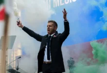 Ο Πέτερ Μάγιαρ πανηγυρίζει την ιστορική νίκη του στις εκλογές της Ουγγαρίας έναντι του Βίκτορ Όρμπαν