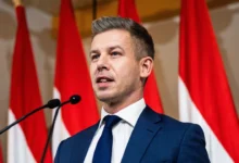 Ο νέος πρωθυπουργός της Ουγγαρίας Πέτερ Μάγιαρ κατά τη διάρκεια ομιλίας του μετά τη νίκη στις εκλογές