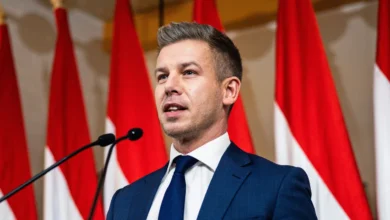 Ο νέος πρωθυπουργός της Ουγγαρίας Πέτερ Μάγιαρ κατά τη διάρκεια ομιλίας του μετά τη νίκη στις εκλογές