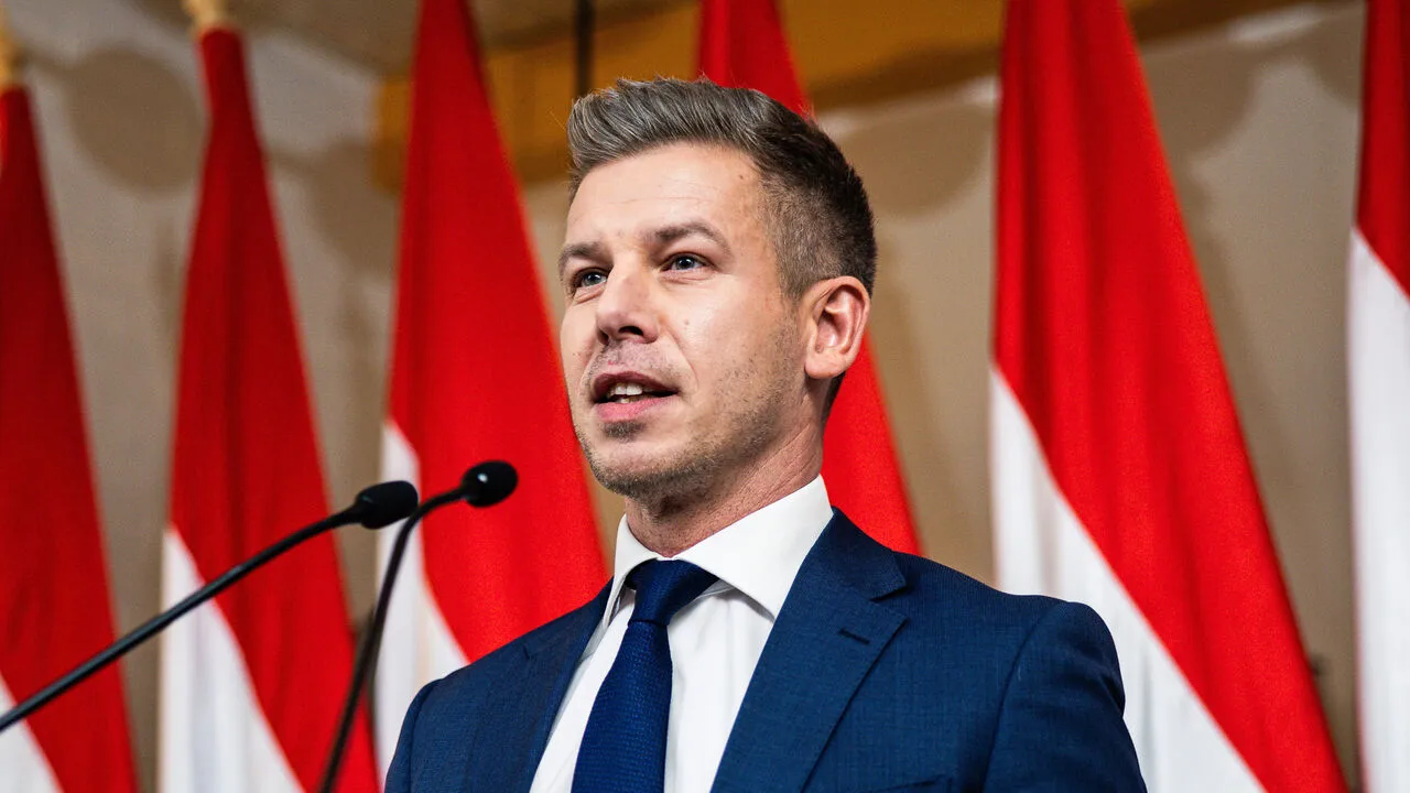 Ο νέος πρωθυπουργός της Ουγγαρίας Πέτερ Μάγιαρ κατά τη διάρκεια ομιλίας του μετά τη νίκη στις εκλογές