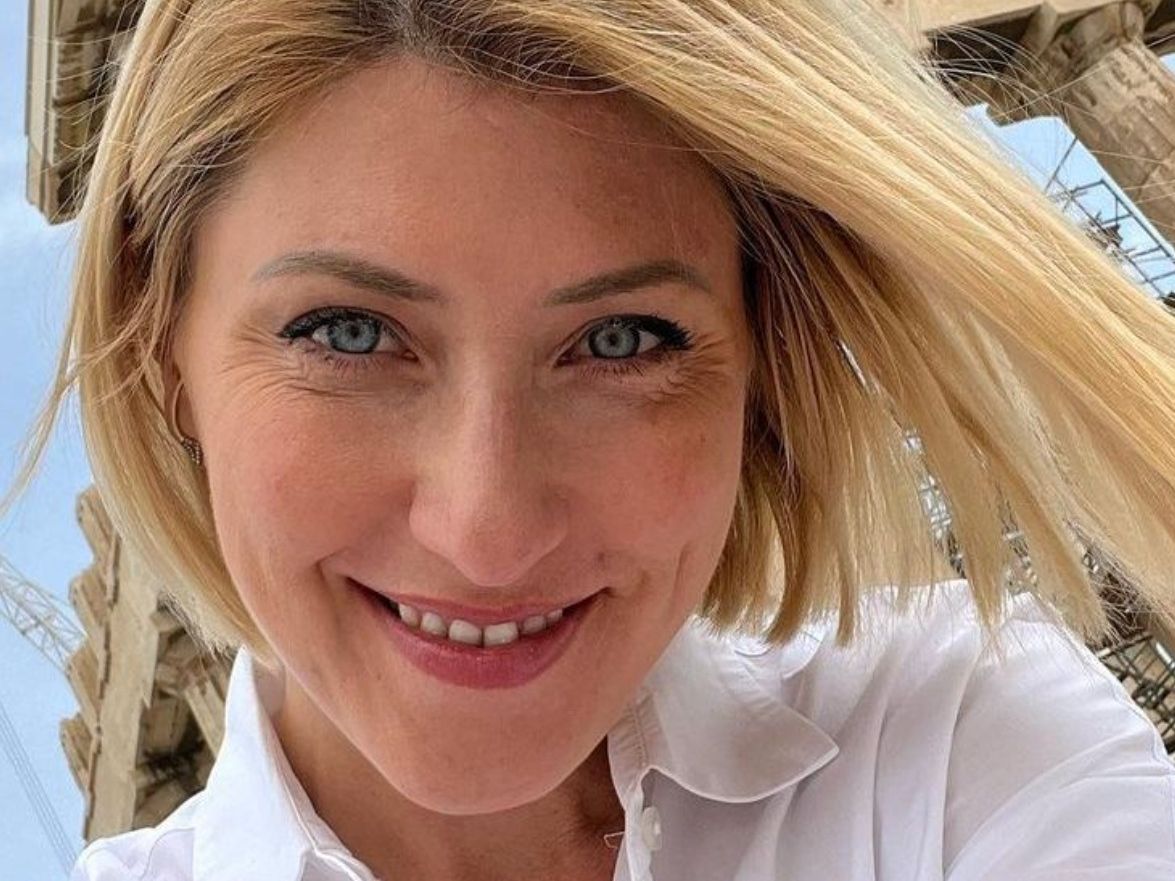 Η δημοσιογράφος Σία Κοσιώνη στο πλατό του κεντρικού δελτίου ειδήσεων του ΣΚΑΪ