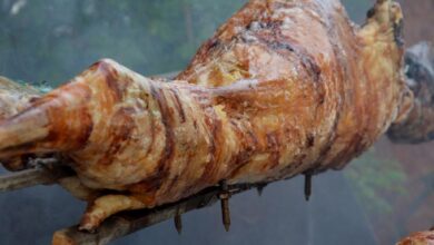 Παραδοσιακό σούβλισμα αρνιού στην ελληνική ύπαιθρο την Κυριακή του Πάσχα
