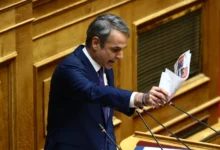 Ο Πρωθυπουργός Κυριάκος Μητσοτάκης μιλά φορτισμένος στο βήμα της Βουλής