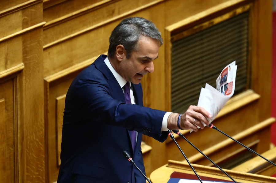 Ο Πρωθυπουργός Κυριάκος Μητσοτάκης μιλά φορτισμένος στο βήμα της Βουλής