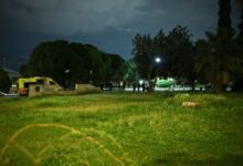 Αστυνομικές δυνάμεις και κορδέλες αποκλεισμού στον Άγιο Δημήτριο μετά τη δολοφονία 25χρονου