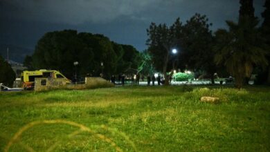 Αστυνομικές δυνάμεις και κορδέλες αποκλεισμού στον Άγιο Δημήτριο μετά τη δολοφονία 25χρονου