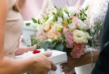 Ο παρουσιαστής Ανδρέας Δημητρόπουλος γελάει περιγράφοντας το περιστατικό στο πλατό