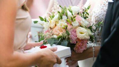 Ο παρουσιαστής Ανδρέας Δημητρόπουλος γελάει περιγράφοντας το περιστατικό στο πλατό