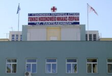 Αστυνομικοί της ομάδας ΔΙΑΣ έξω από το Γενικό Κρατικό Νοσοκομείο Νίκαιας μετά το επεισόδιο με το όπλο