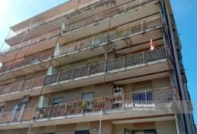 Περιπολικά και ασθενοφόρα έξω από πολυκατοικία στην Ιταλία μετά την πτώση της μητέρας με τα παιδιά της