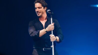 Ο Νίκος Οικονομόπουλος τραγουδάει στη σκηνή και πλησιάζει μια θαμώνα.