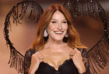 Η Κάρλα Μπρούνι εμφανώς καταβεβλημένη και αγνώριστη έξω από το δικαστήριο