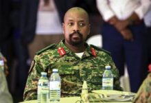 Ο αρχηγός του στρατού της Ουγκάντα, Μουχούζι Καϊνερουγκάμπα, σε επίσημη εμφάνιση