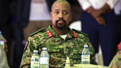 Ο αρχηγός του στρατού της Ουγκάντα, Μουχούζι Καϊνερουγκάμπα, σε επίσημη εμφάνιση